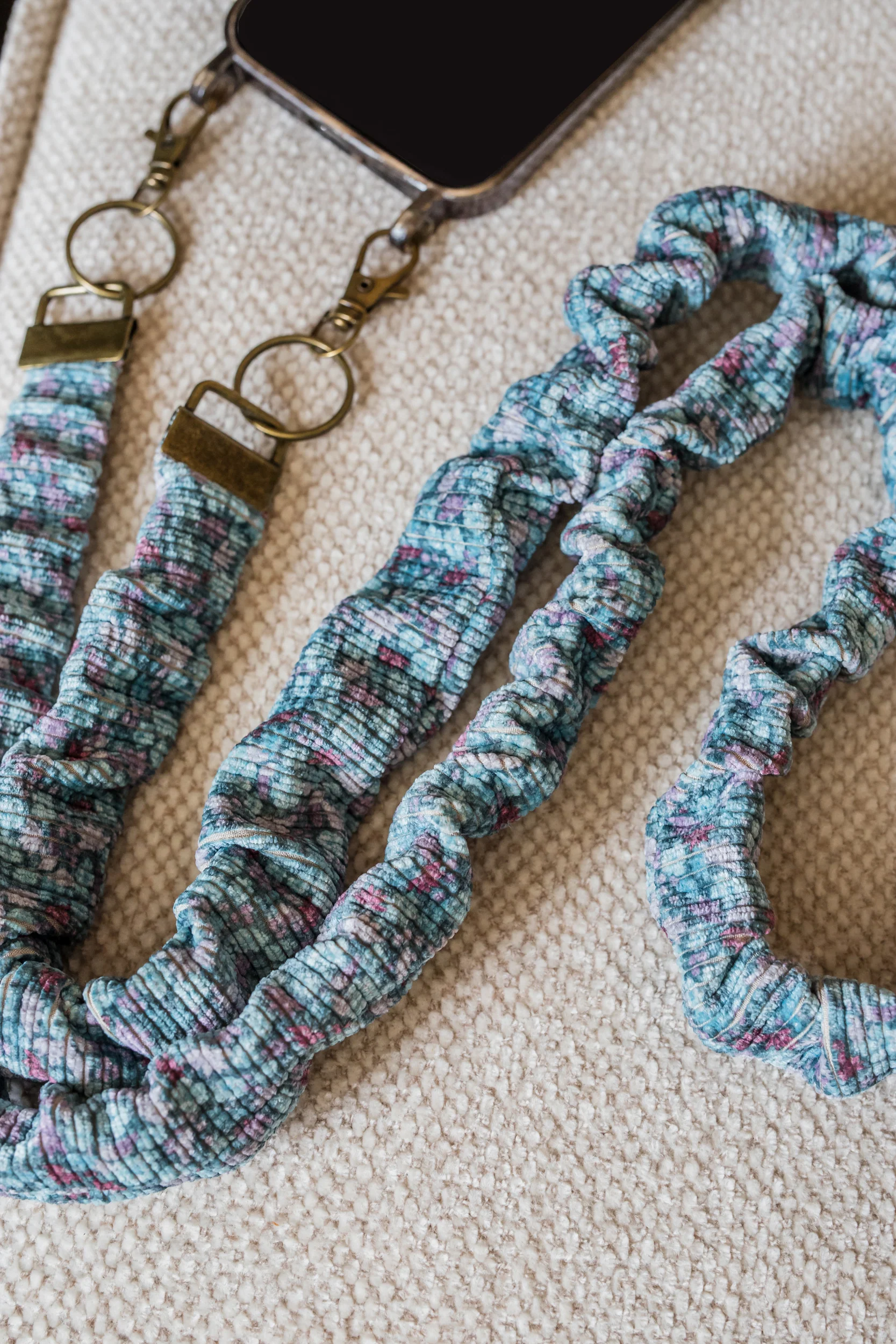 Scrunchie Mobielkoord - Bloem Blauw - Image 2