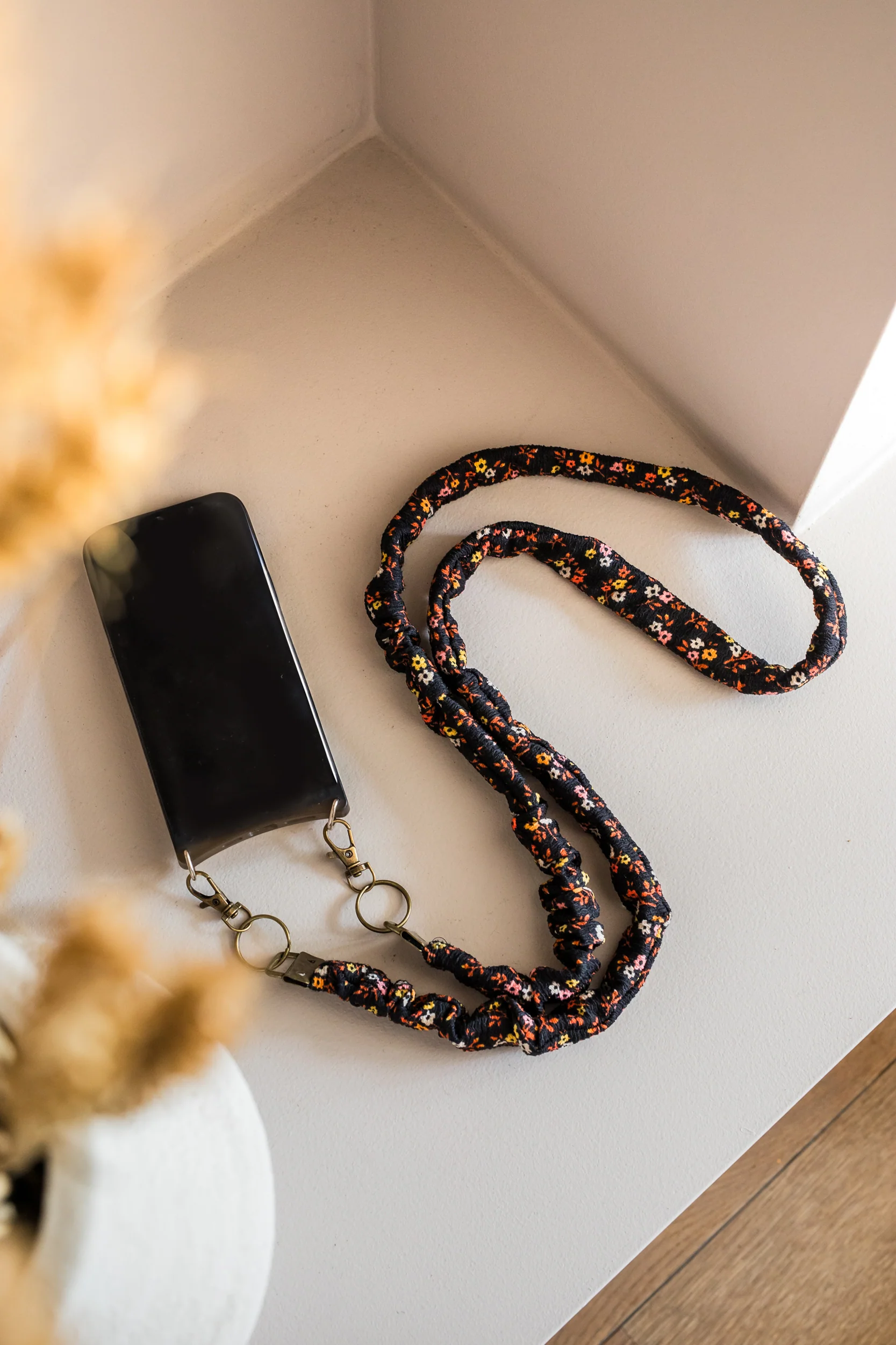 Scrunchie Mobielkoord - Bloem Zwart