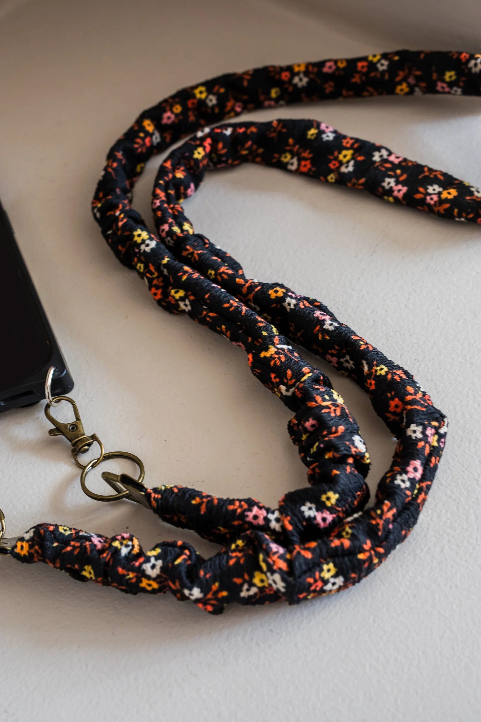 Scrunchie Mobielkoord - Bloem Zwart - Image 2